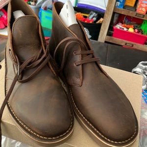 I’m selling a pair of brown Clark’s desert boots bushacre2, size 11 ,